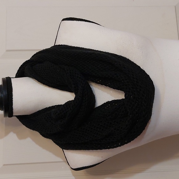 Steve Madden Black Mesh Eternity Scarf Wrap - Picture 5 of 7